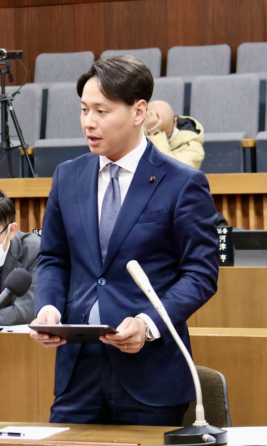 市議会で一般質問に立つ